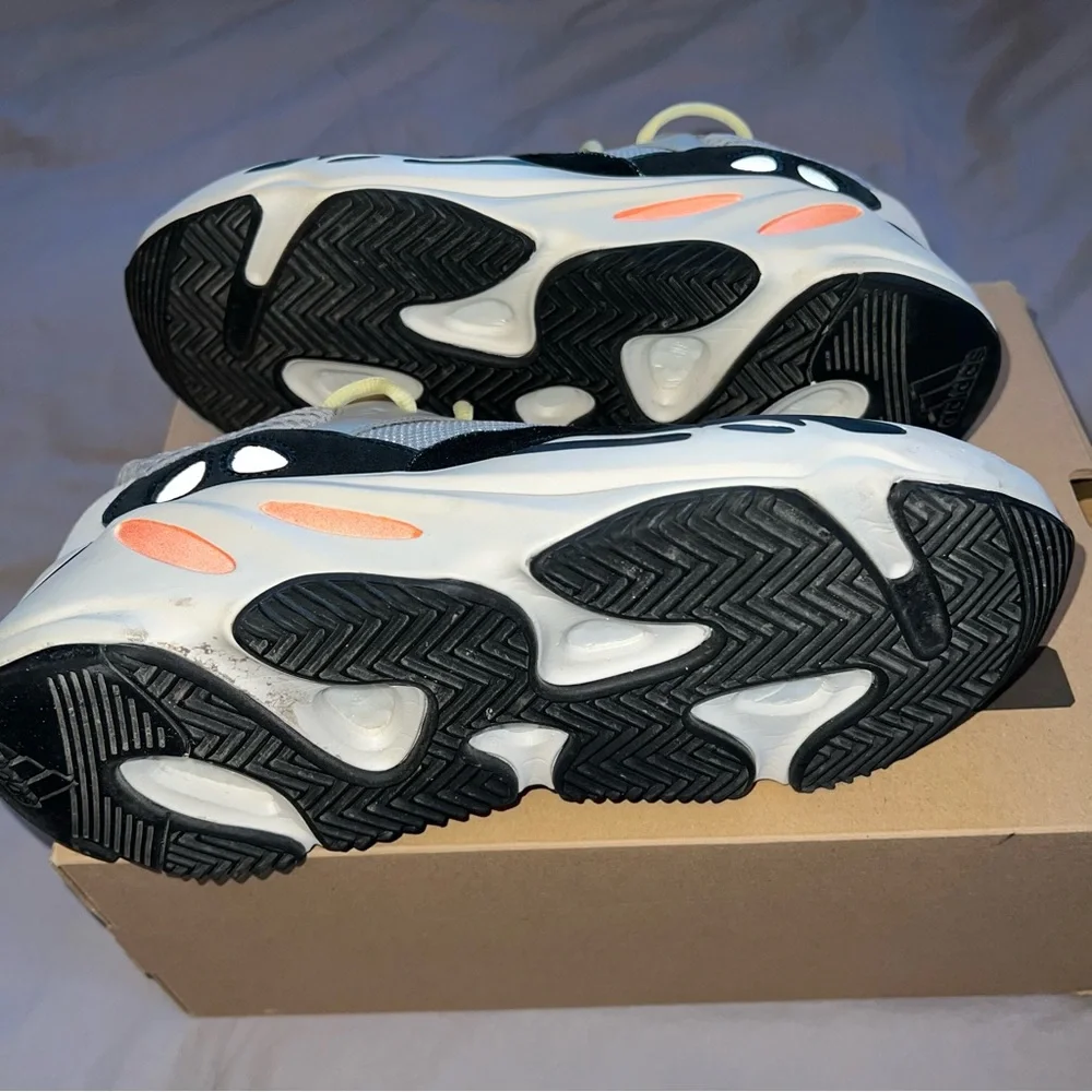 Adidas Yeezy Boost 700 Wave Runner B75571 - Picture 6 of 10